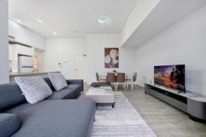 Chic 3BR Home with Parking Convenient to City Sydney